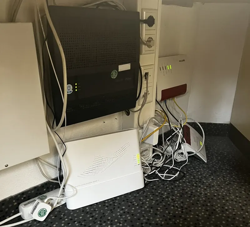 Technikschrank mit Router und Verkabelung in einer Apotheke